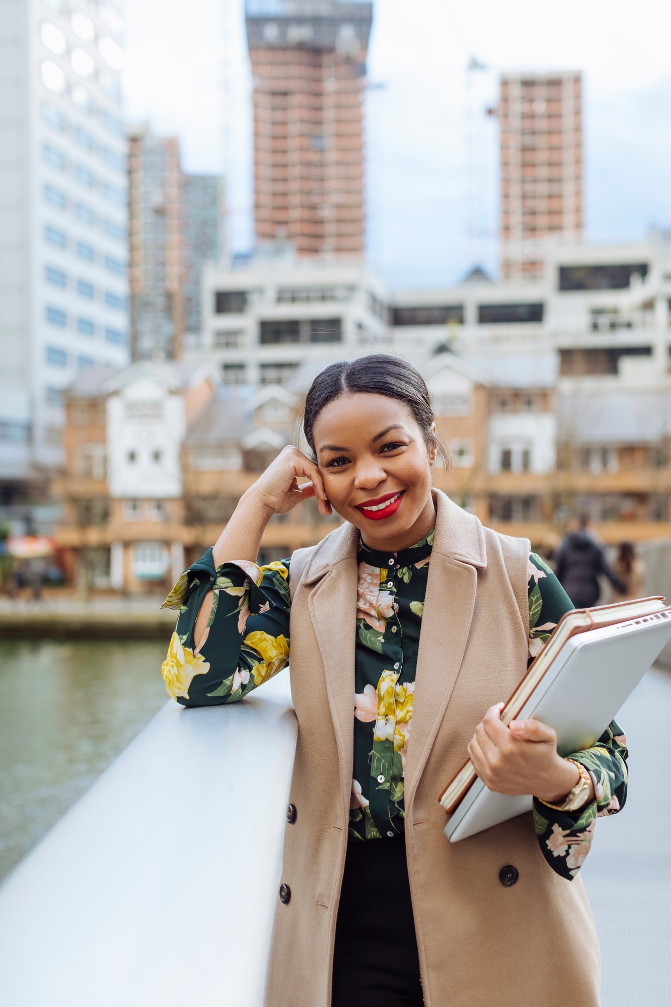 UK, London, portrait of fashionable businesswoman leaning on railing